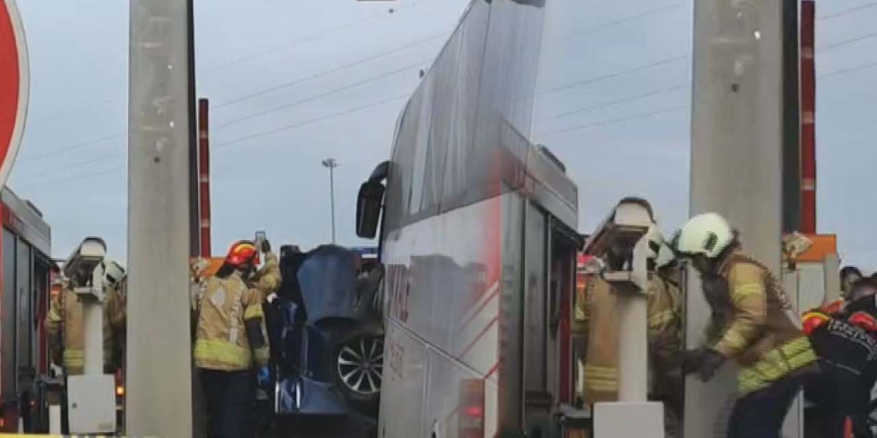 Son Dakika | Kuzey Marmara Otoyolu gişesinde feci kaza! Araçta sıkışan yolcular için ekipler seferber oldu