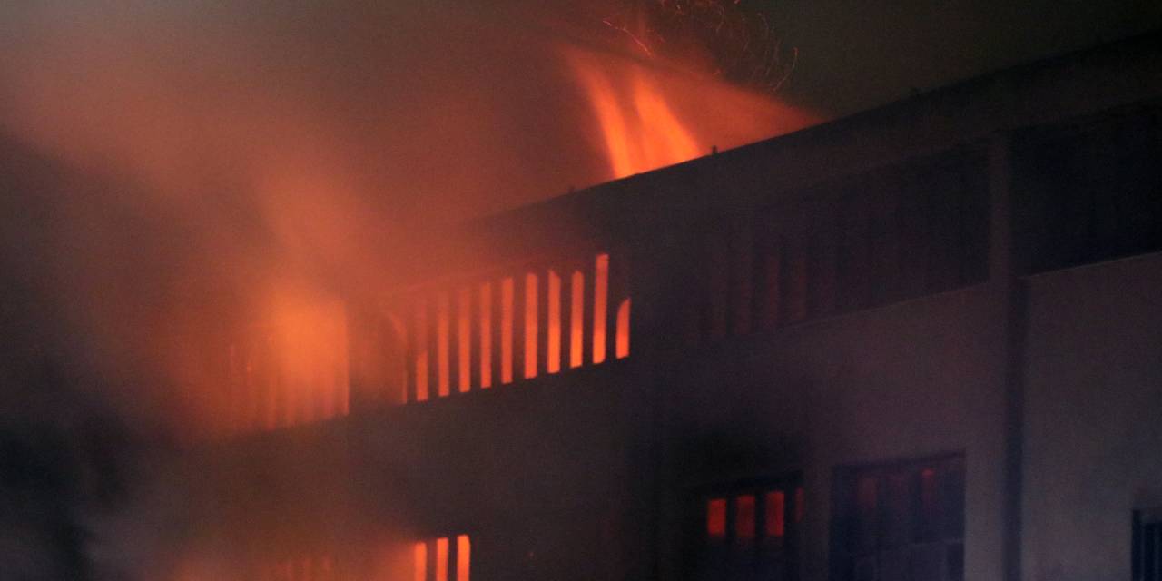 Patlama sonrası alevler yükseldi: Adana'da fabrika yangını!