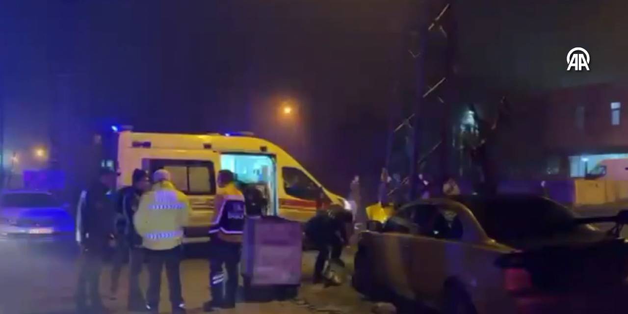 Arnavutköy'de korkunç kaza! Otomobil elektrik direğine çaptı: 5 yaralı