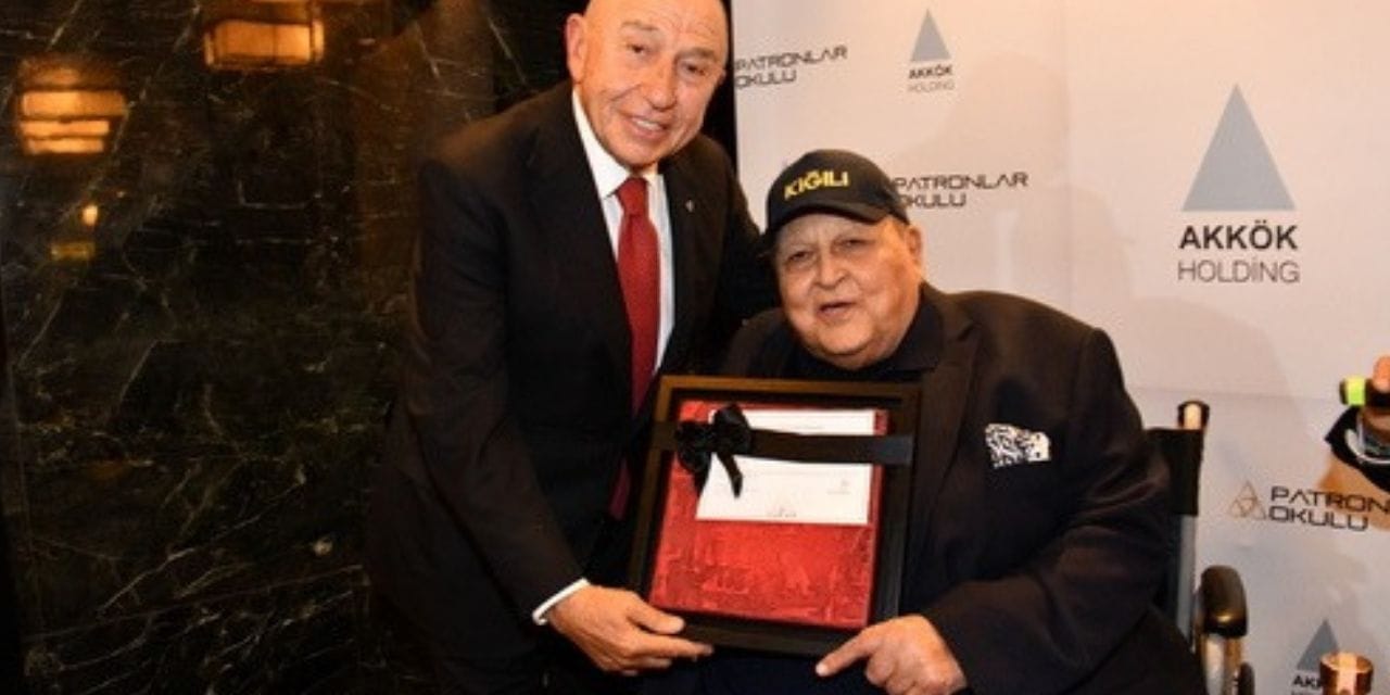 Nihat Özdemir Abdullah Kiğılı'ya ödülünü verdi