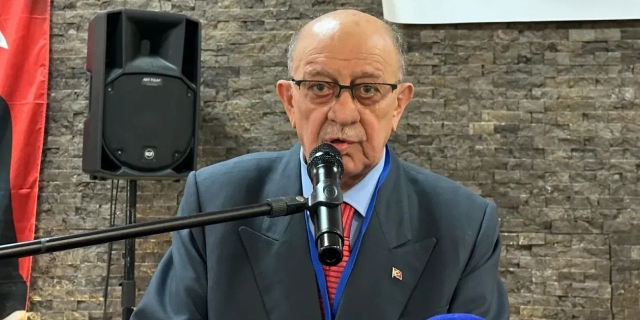 "Hakkınızı helal edin" diyerek 36 yıl sonra başkanlığa veda etti