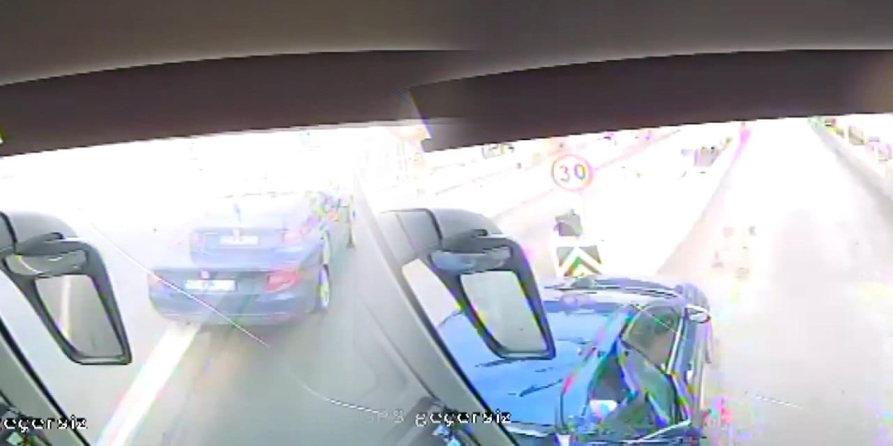 Gişelerde 2 kişinin öldüğü otobüs kazası kamerada!