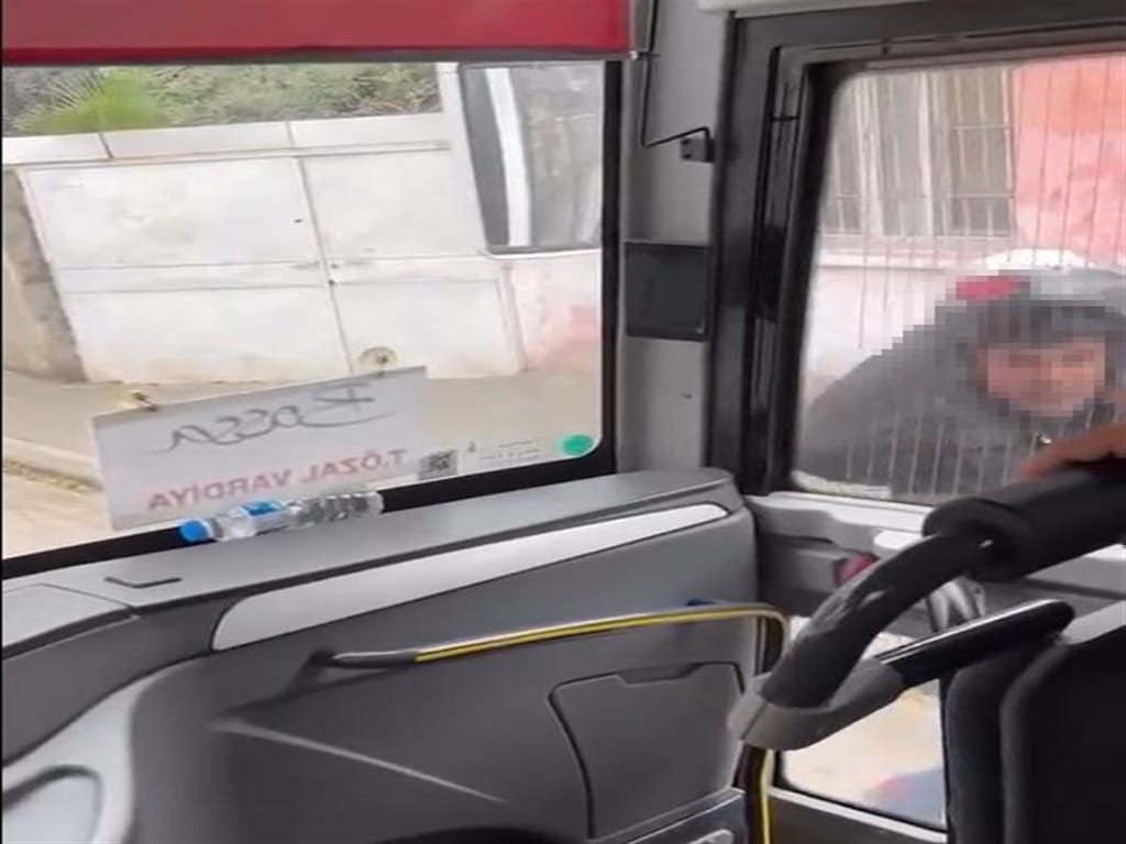 Adana'da yol verme tartışması: Minibüsün camını kaskıyla kırdı