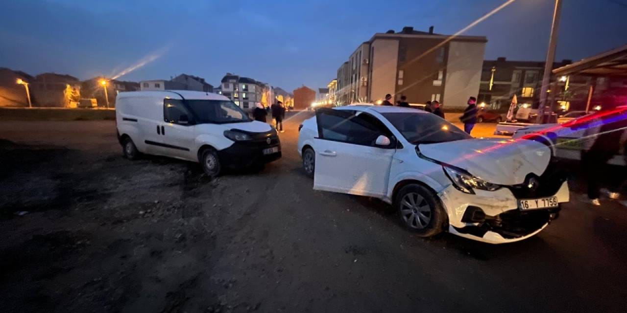 Bursa İnegöl'de trafik kazası: 2 sürücü yaralandı