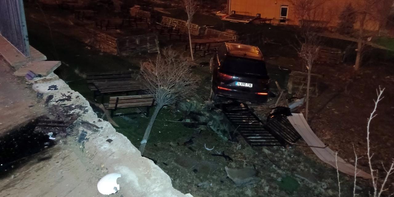 Alkollü sürücü kontrolü kaybetti: Otomobil kafenin bahçesine uçtu!
