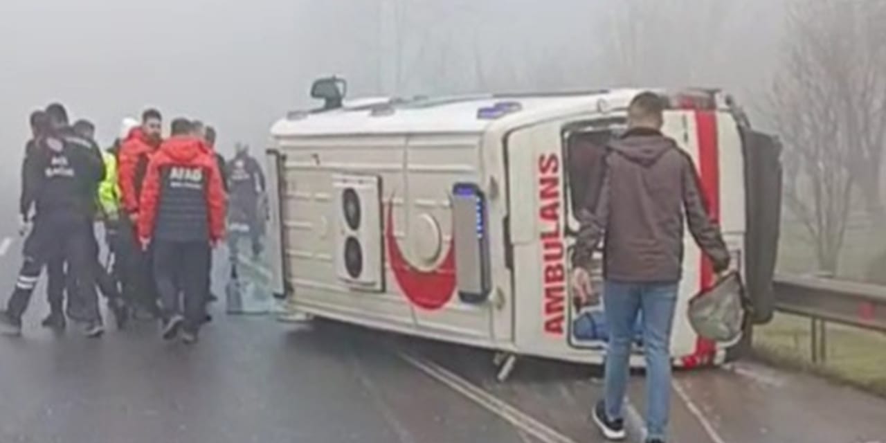 Düzce’de ambulans devrildi! 2 yaralı