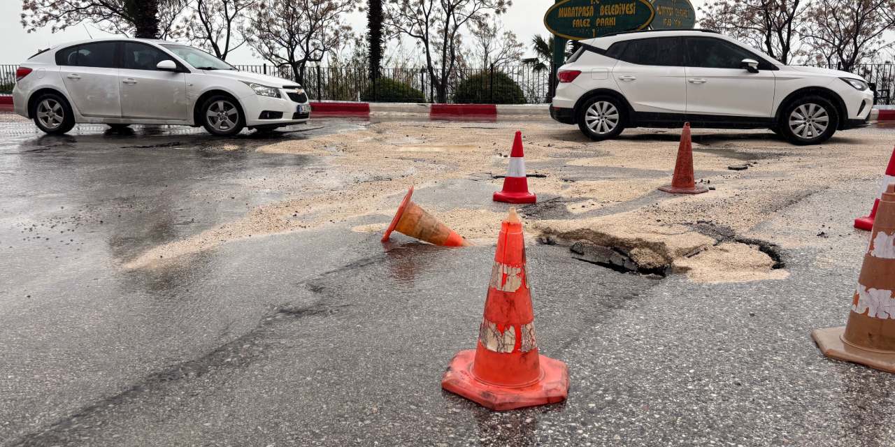 Uyarılar verilmişti: Antalya'da yağış başladı yol çöktü!