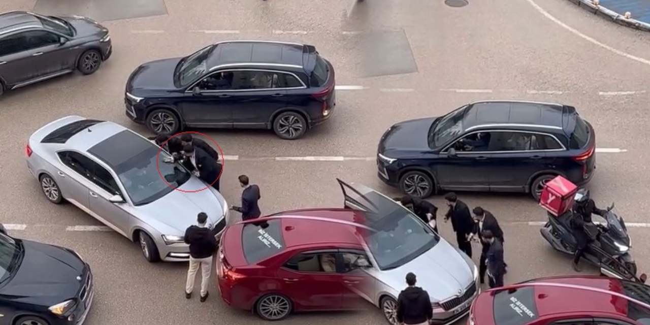 Düğün konvoyunda araya giren araca saldırdılar!