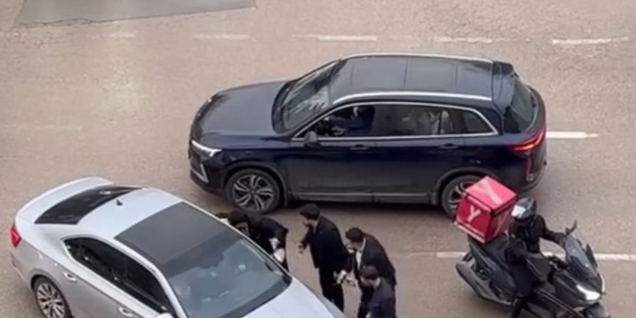 Bursa’da düğün konvoyu krizi: Otomobile yumruklu saldırı kamerada