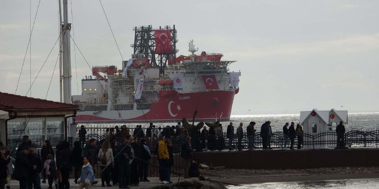 Dev sondaj gemisi Çanakkale Boğazı’ndan geçti: Helikopter pistine sahip