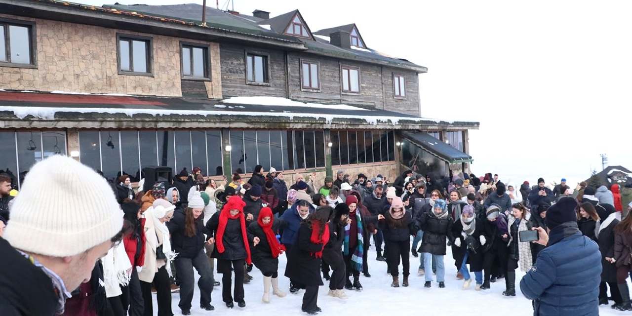 1 ton hamsi dağıtıldı: Akın ettiler