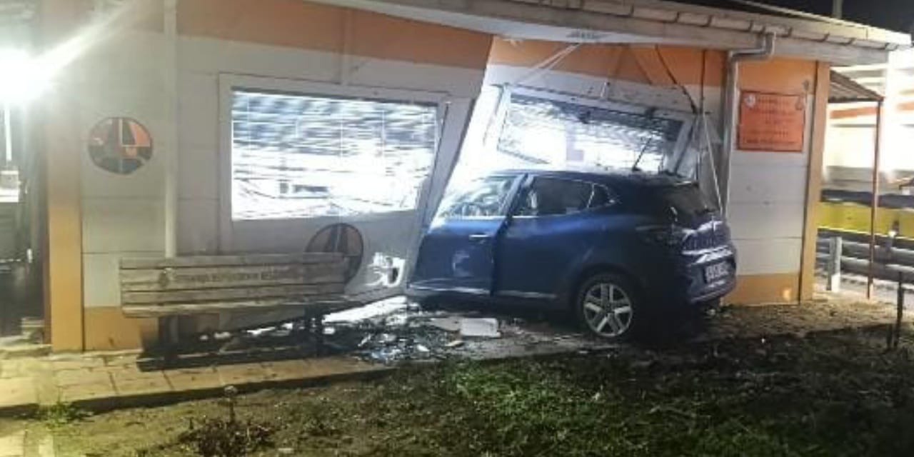 Yoldan çıkan otomobil KGM binasına daldı! 1 ölü