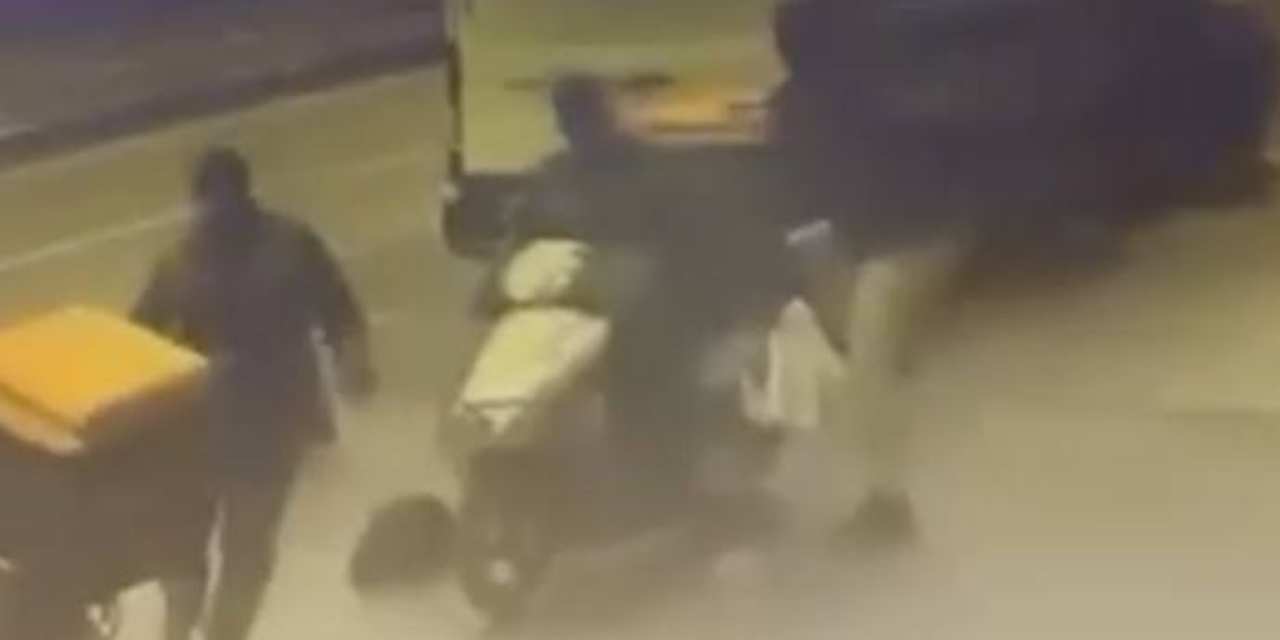 Polis, şüpheliyi yakalamak için motokuryenin arkasına atladı