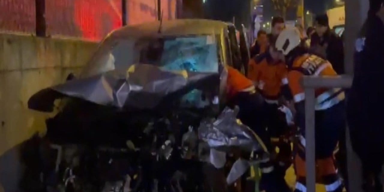 Ümraniye’de araçlar birbirine girdi: 2’si ağır 3 yaralı