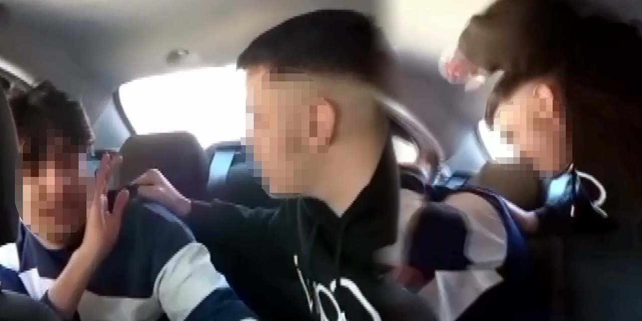 17 yaşındaki çocuğu takside darp edip kameraya aldılar!