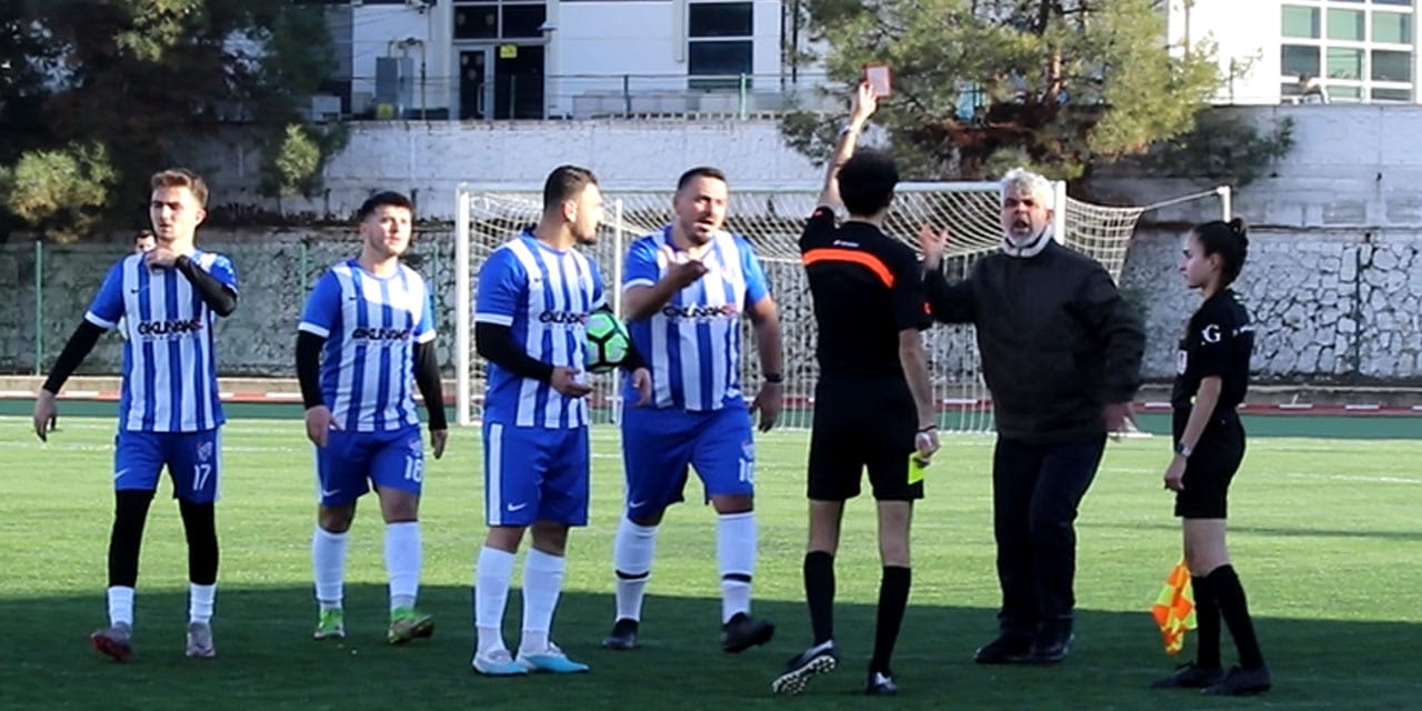 Hakem 3 kırmızı kartı çıkarıp soyunma odasına girdi