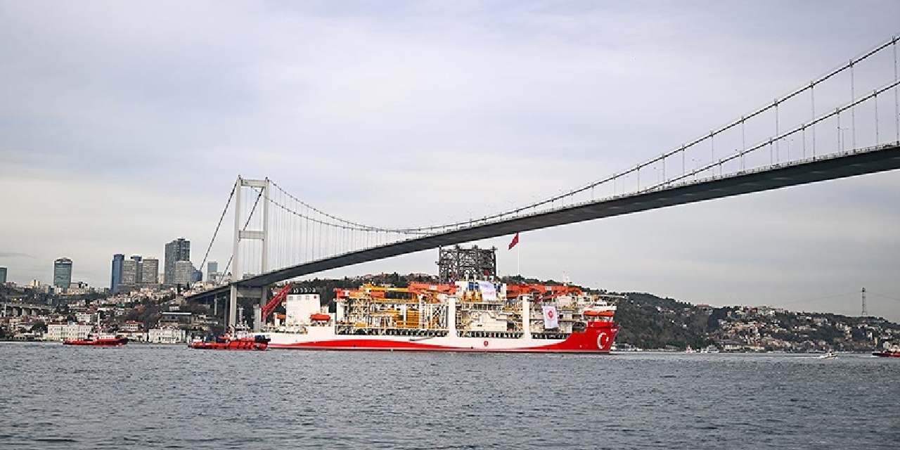 Boğaz'dan geçsin diye dev kulesi söküldü: Zonguldak'ta yerine takılacak