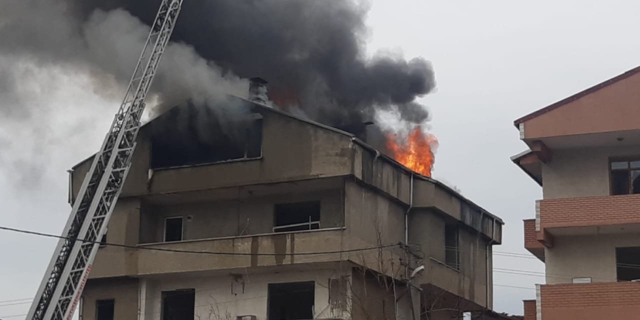 Yıkım sırasında alevler yükseldi: İşçiler binayı apar topar terk etti