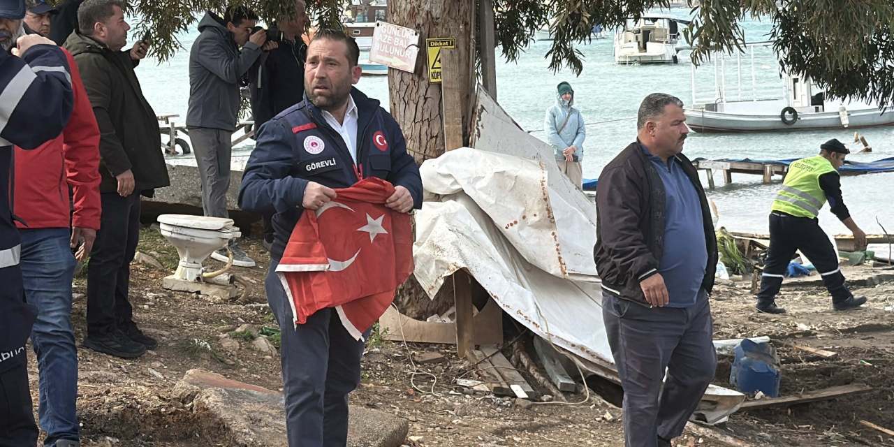 Türk bayrağını gören ekipler kontak kapattı