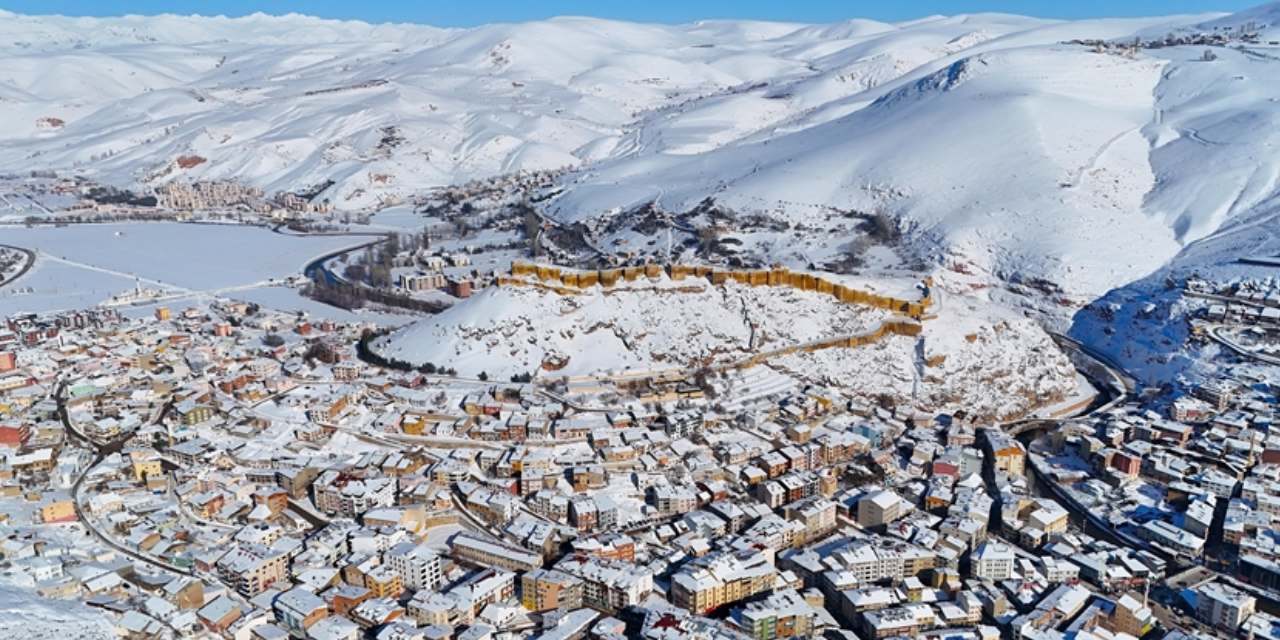 Türkiye'deki 3 kilometrelik kale bembeyaz oldu