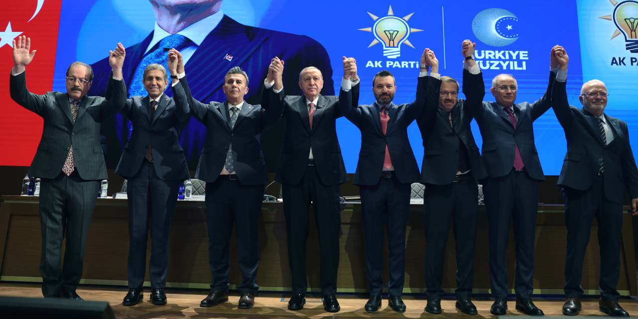 4 belediye başkanı AKP’ye geçti! Rozetlerini Erdoğan taktı