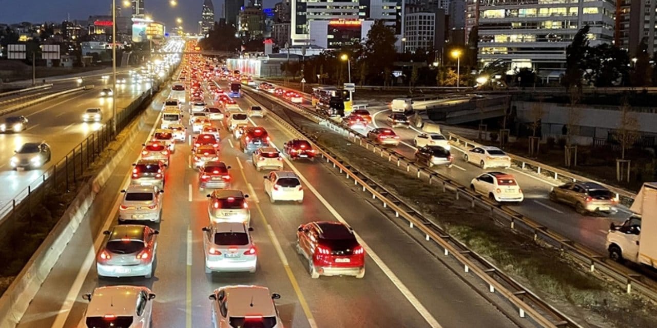 İstanbul trafiğinde iş çıkış yoğunluğu