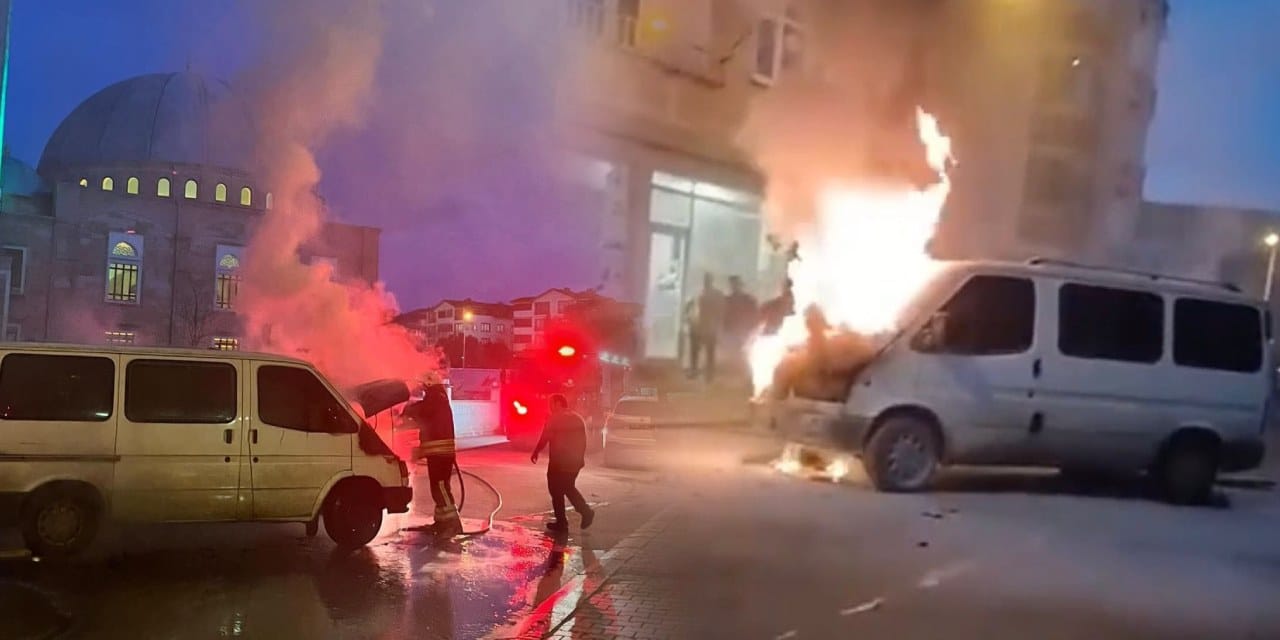 Park halindeki minibüs alev aldı: O anlar kameraya yansıdı