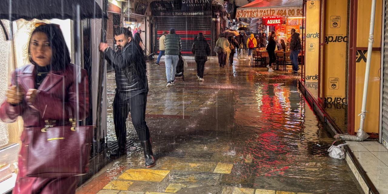 İzmir'de sağanak etkili oldu: Araçlar ilerlemekte güçlük yaşadı