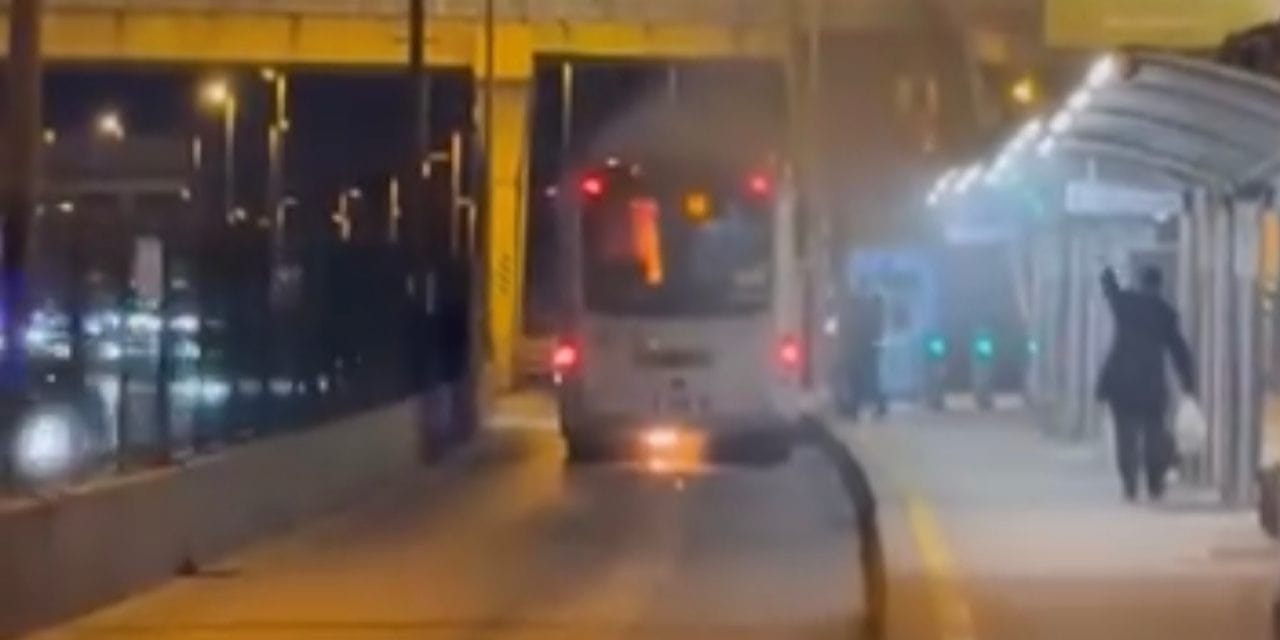 Üsküdar'da panik anları! Yolcu indiren metrobüste yangın çıktı