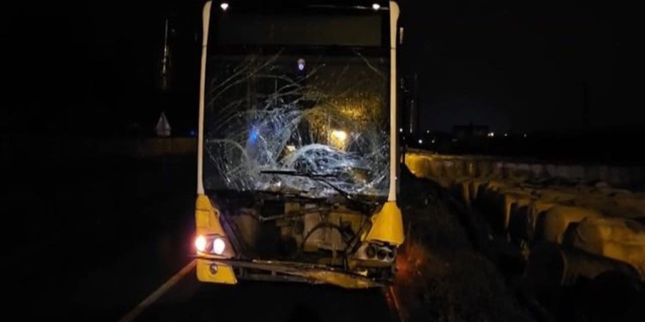 Hafif ticari araç ve İETT otobüsü kafa kafaya çarpıştı: 2 yaralı