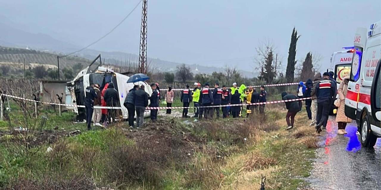 Sağlıkçıları taşıyan servis devrildi! 1 hemşire öldü: Yaralılar var!