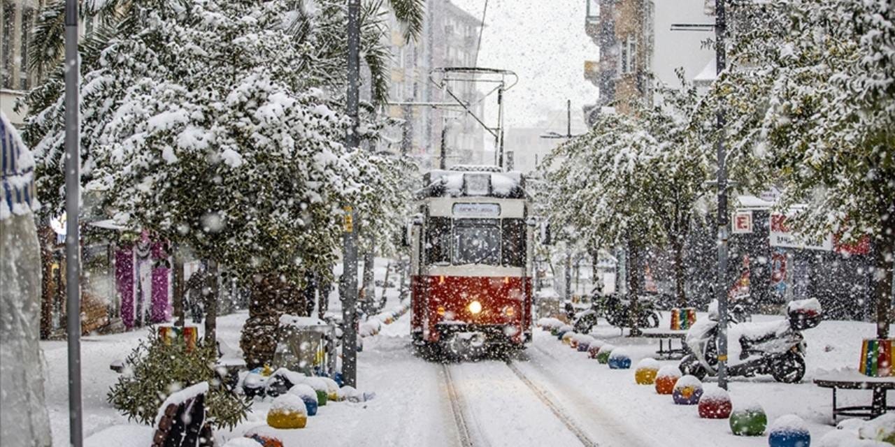 İstanbul'a yaklaşan lapa lapa kar yağışını açıkladı: Meteoroloji profesörü tarih verdi
