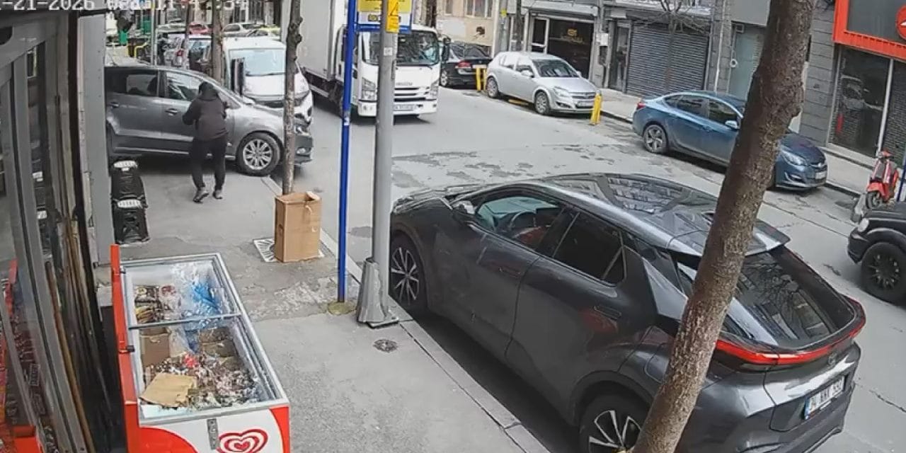 Fren yerine gaza basan sürücü kuaför dükkanına daldı