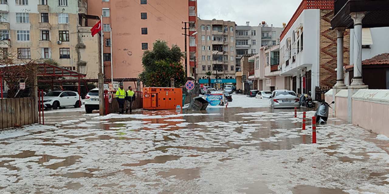 Silifke’yi sağanak ve dolu vurdu