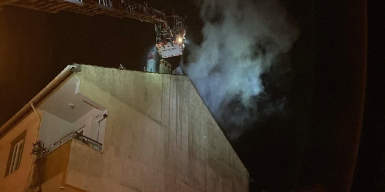 Bursa'da korkutan bina yangını: Çatısı alev aldı