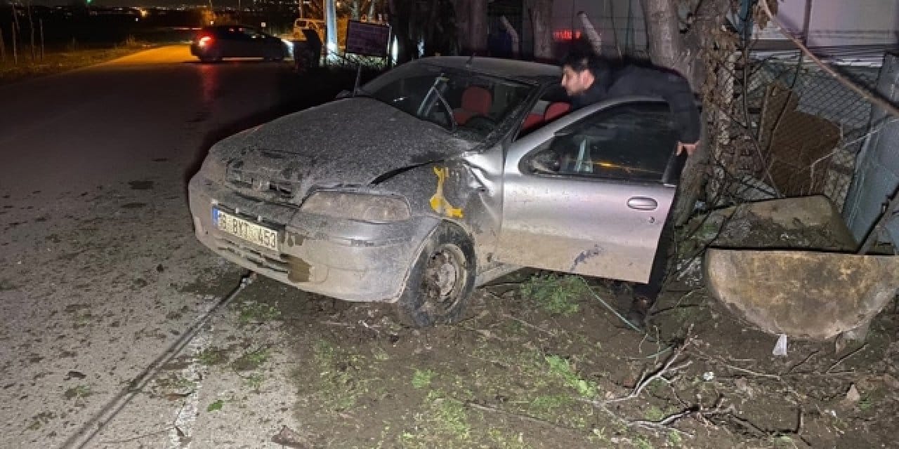 Bursa’da otomobil ağaca çarptı: 4 genç yaralı