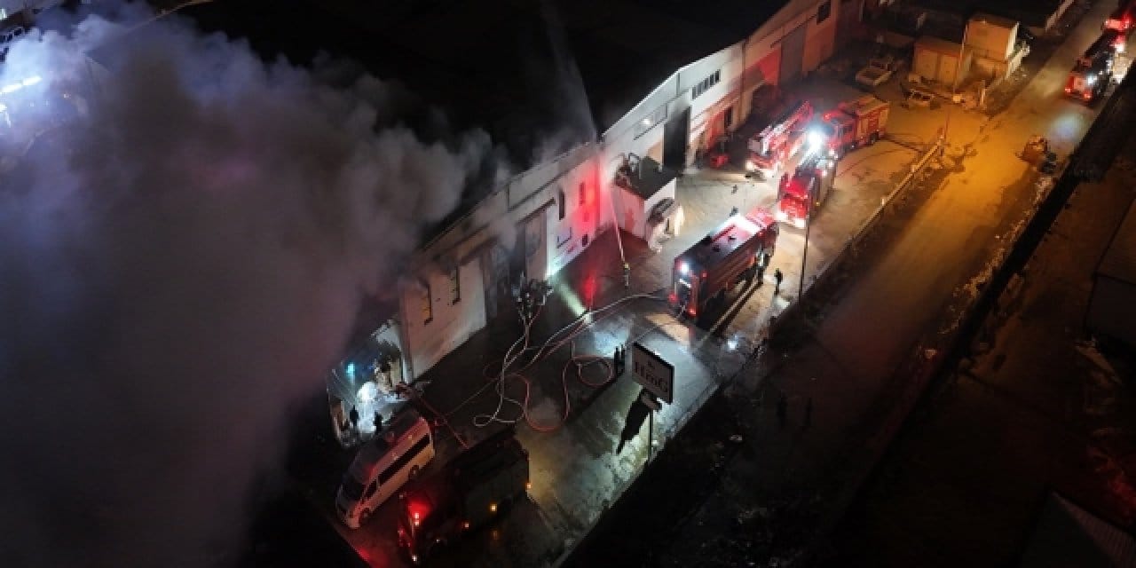 Kayseri’de mobilya fabrikası alev alev yandı