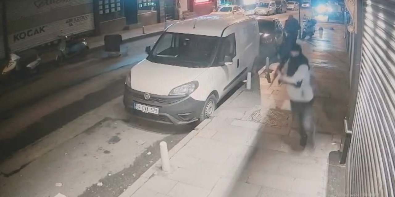 İstanbul'un ortasında kalaşnikoflu tetikçi dehşet saçtı! Görüntüler akıl alır gibi değil