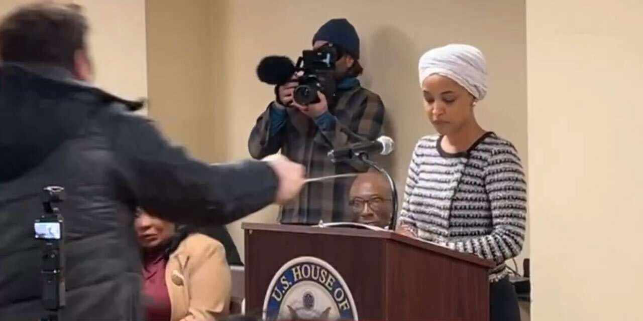 Ilhan Omar'a kürsüde şırıngalı saldırı! Trump hedef göstermişti
