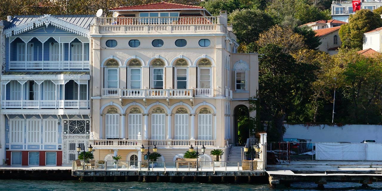 İstanbul’un en ünlü yalısı icrada satışa çıktı: Altında kayıkhanesi bile var