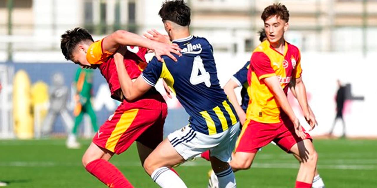 Fenerbahçe güle oynaya geldiği Galatasaray derbisinde yıkıldı