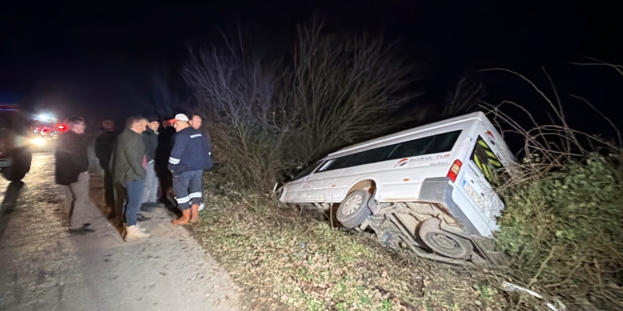 Yolcu minibüsü şarampole devrildi! 4 kişi yaralandı