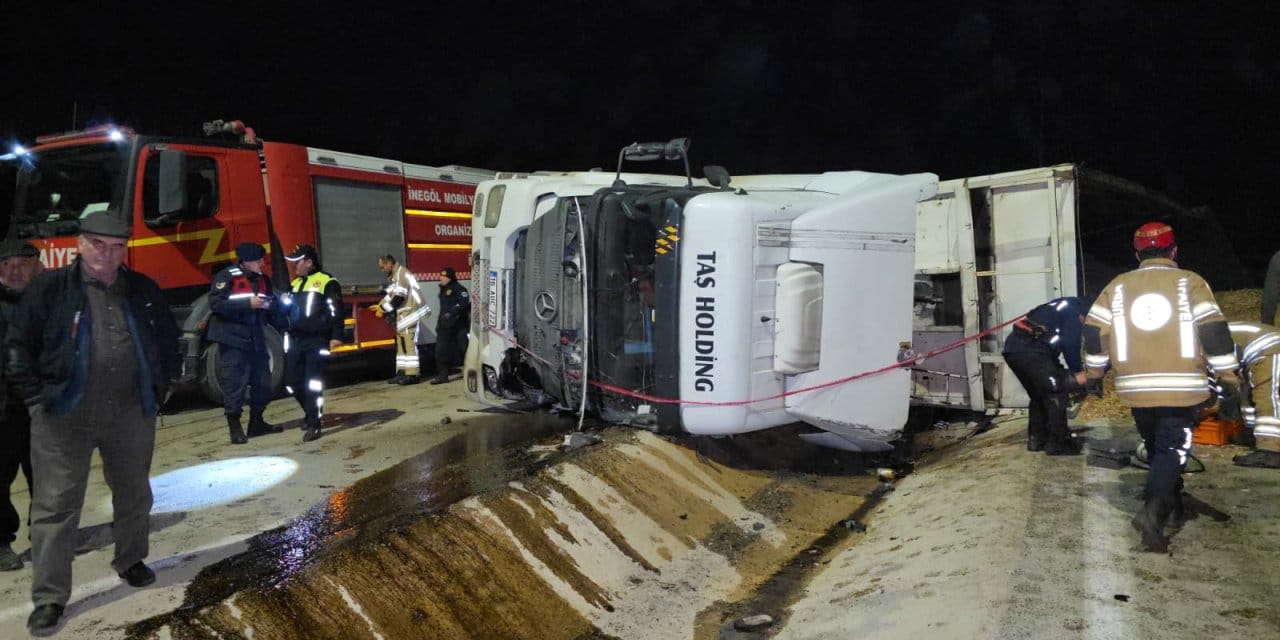 Bursa’da devrilen tırın sürücüsü kurtarılamadı