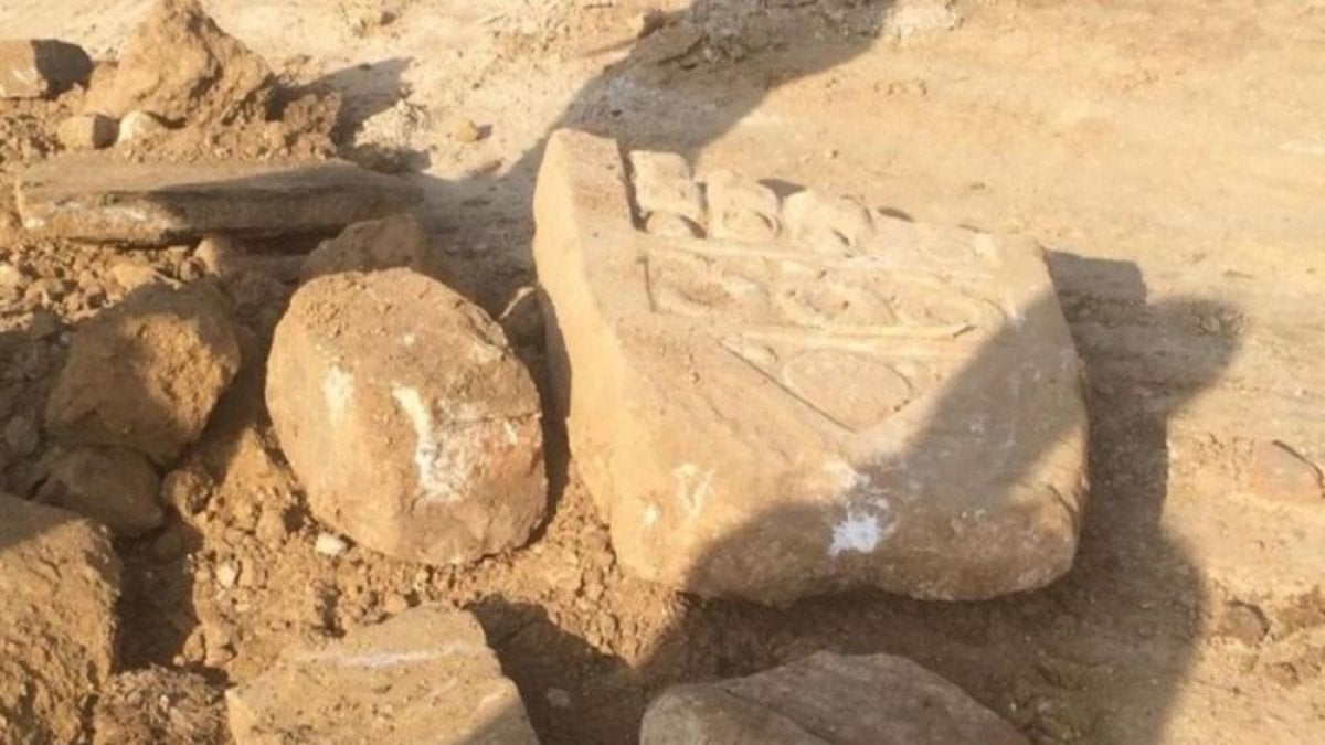 Okul temeli kazısında Roma dönemine ait mezar taşları bulundu