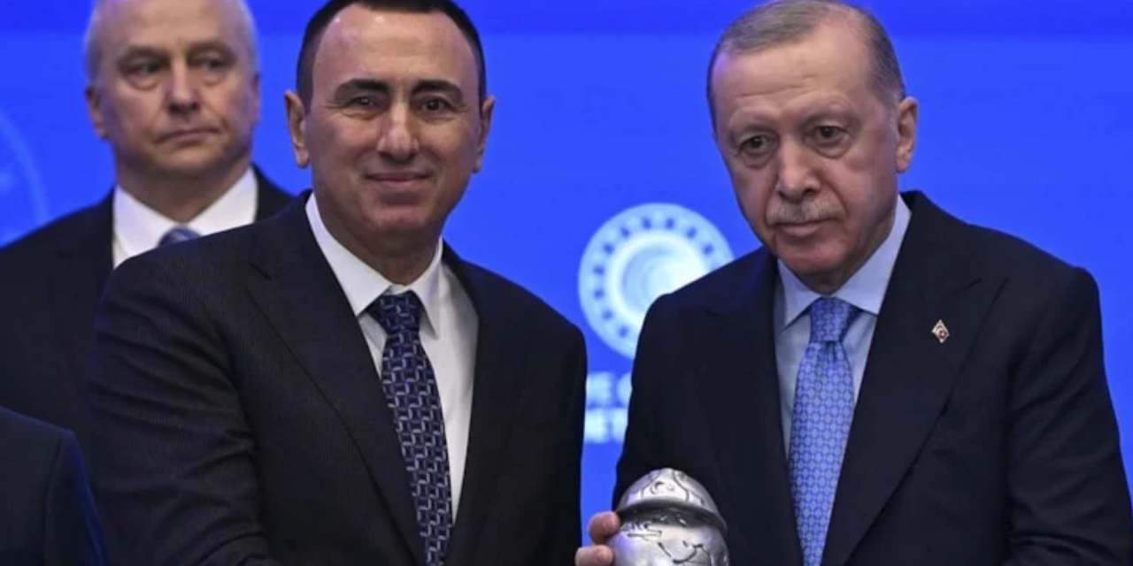 Dolandırıcılıktan ceza alan müteahhit ödülünü Erdoğan'ın elinden aldı!
