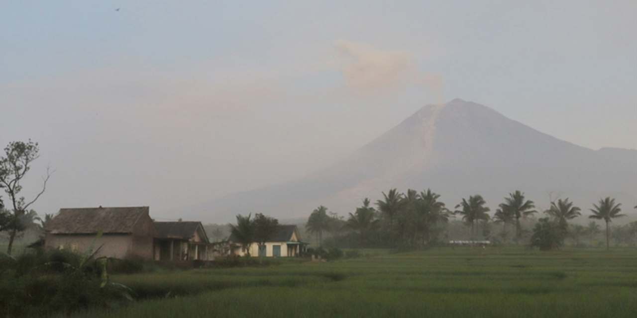 Yanardağ patladı: 700 metreye kül püskürttü