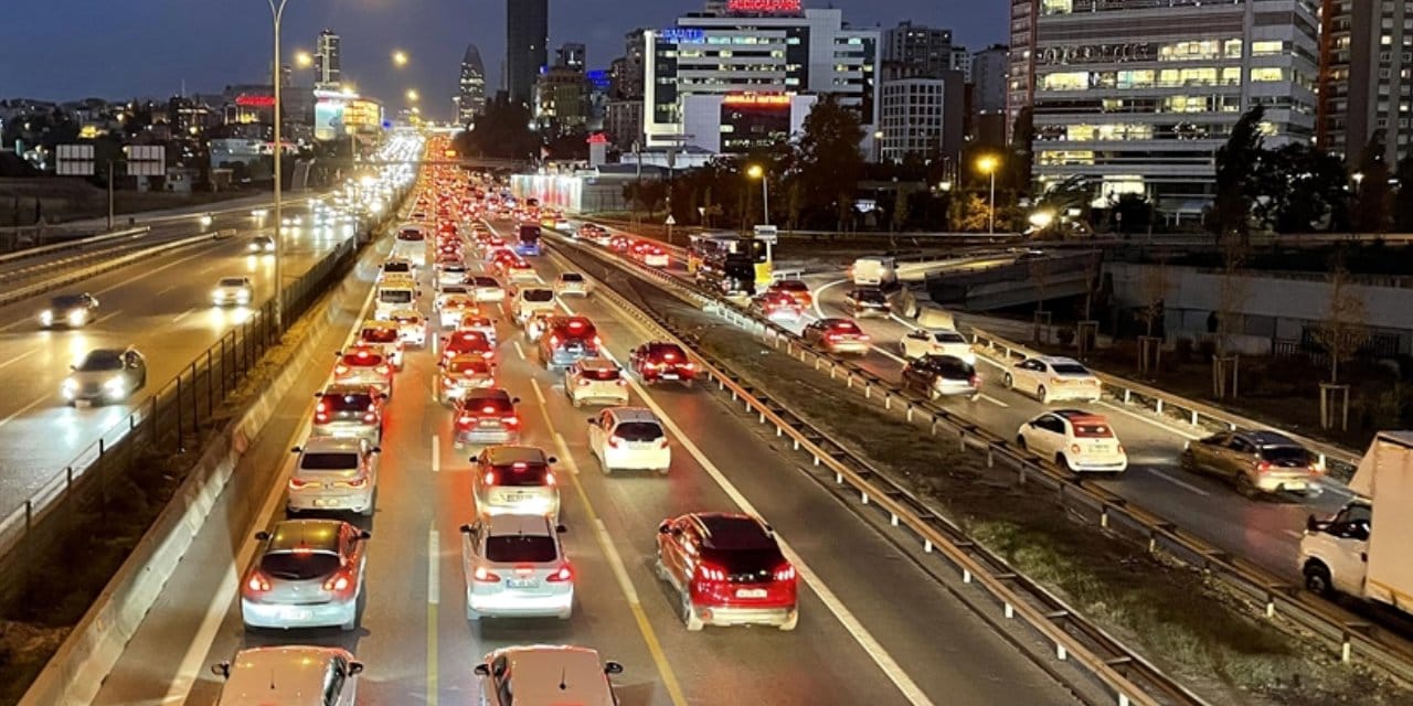 İstanbul trafiğinde kızıllık hakim: Yoğunluk yüzde 85!