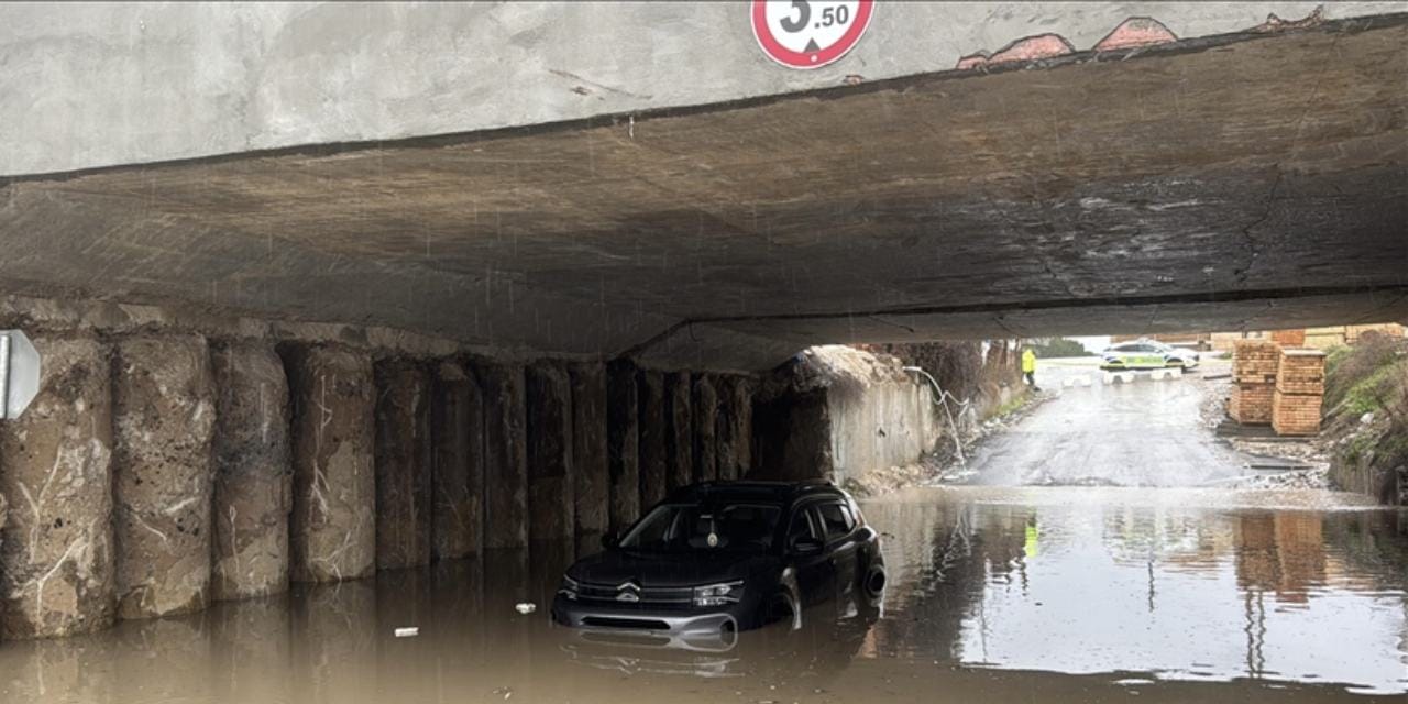 Edirne’yi sağanak yağış vurdu!