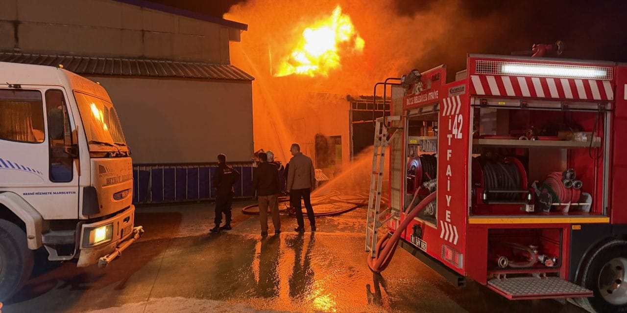 Düzce’de strafor fabrikasında yangın!