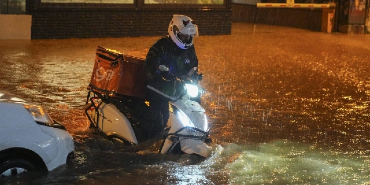 Meteoroloji uyarı üstüne uyarı yapmıştı: İzmir'i sel vurdu hayat felç oldu